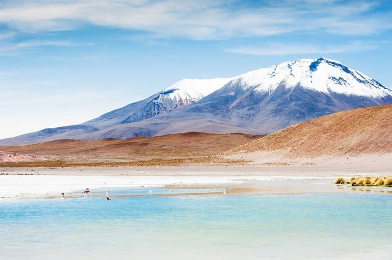 lago y montaña al fondo en Bolivia