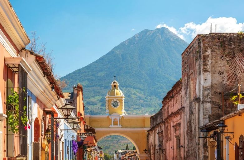 pueblo en Guatemala con montaña de fondo